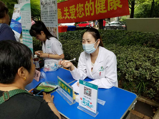 宏康志愿者为市民检查牙齿.jpg