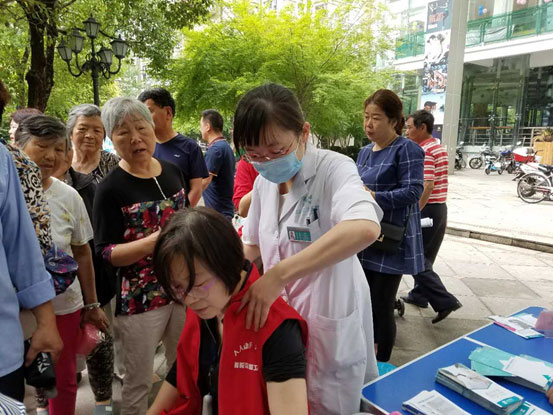 宏康志愿者为社区志愿者做理疗.jpg