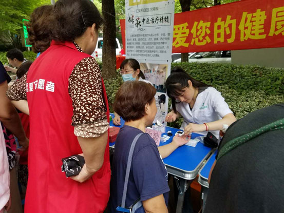 宏康志愿者为市民测血糖.jpg